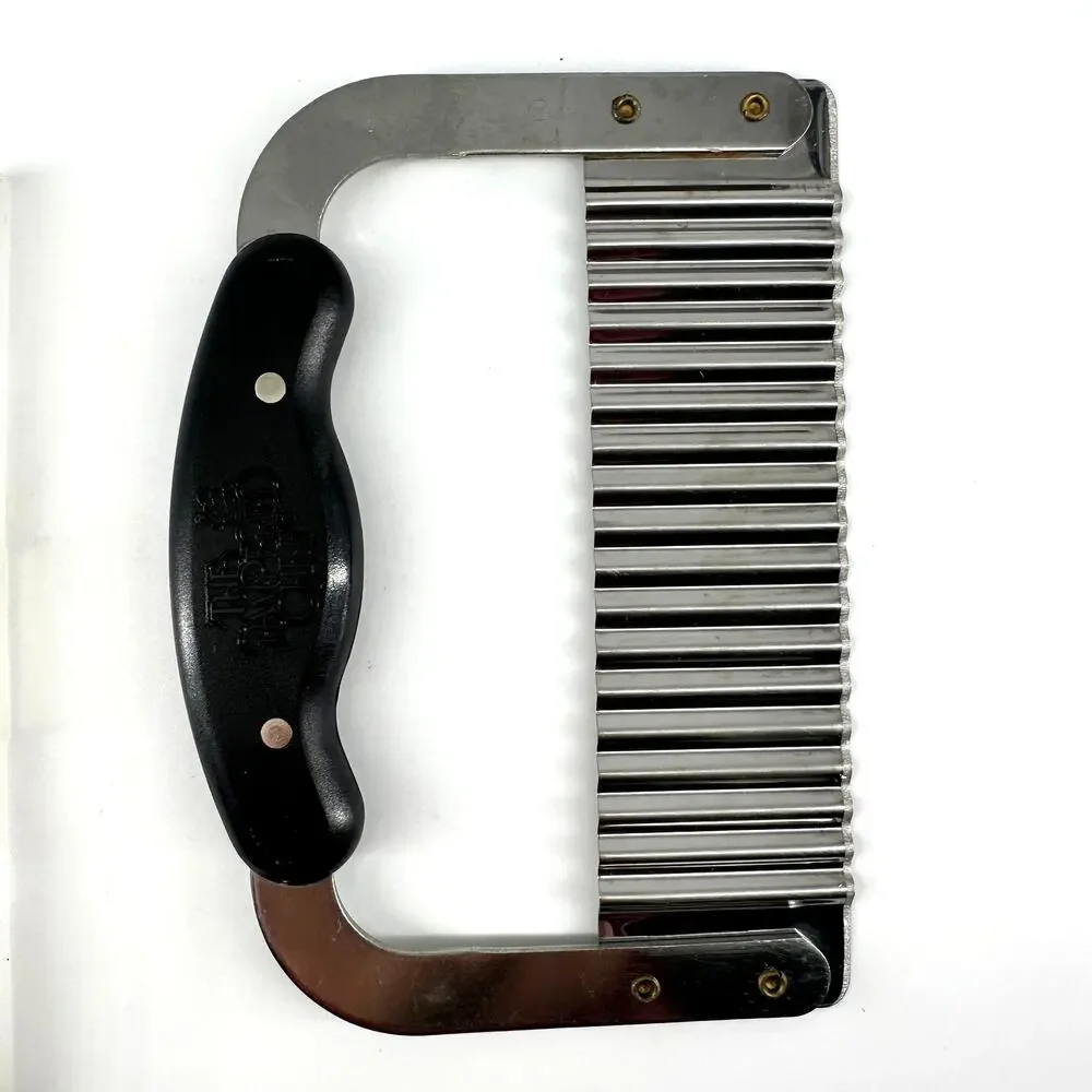 Pampered Chef Crinkle Cutter #1062 with Blade Cover + 2000 Season’s Recipe Book